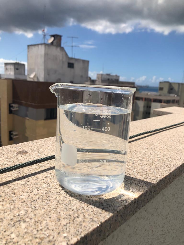 Amostra de água tratada em béquer